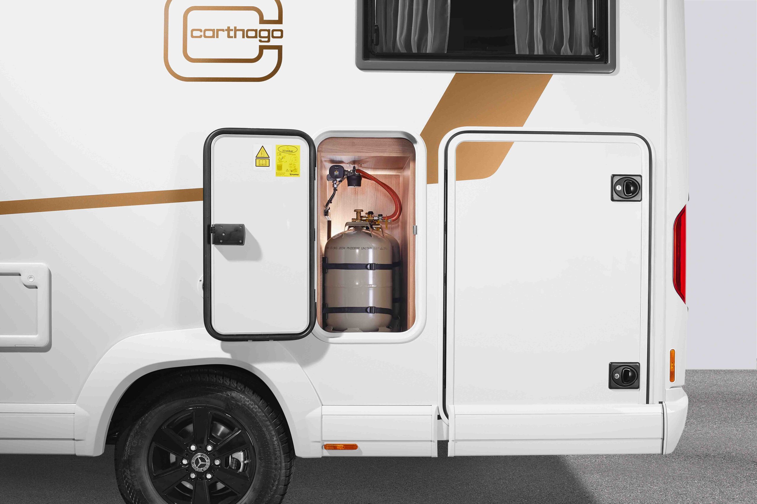 Geöffneter Gasflaschenkasten an einem Carthago c2-tourer