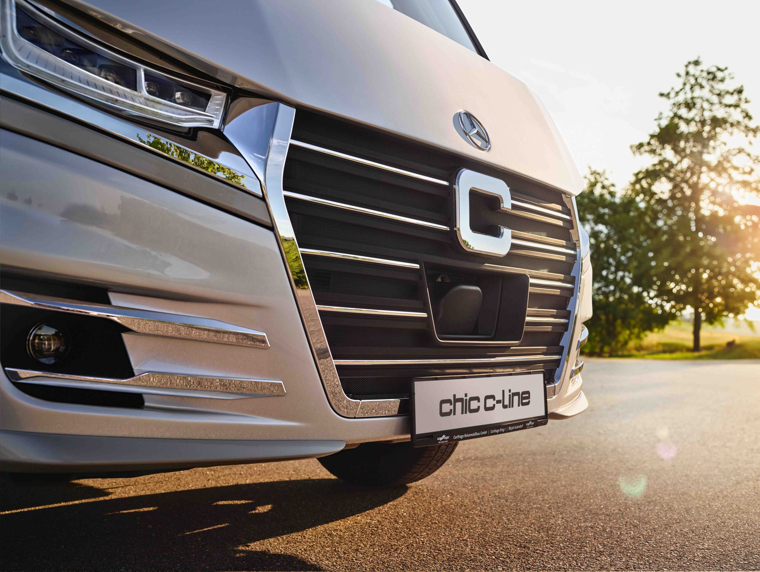 Frontpartie eines Carthago chic c-line mit Kühlergrill und Frontleuchten