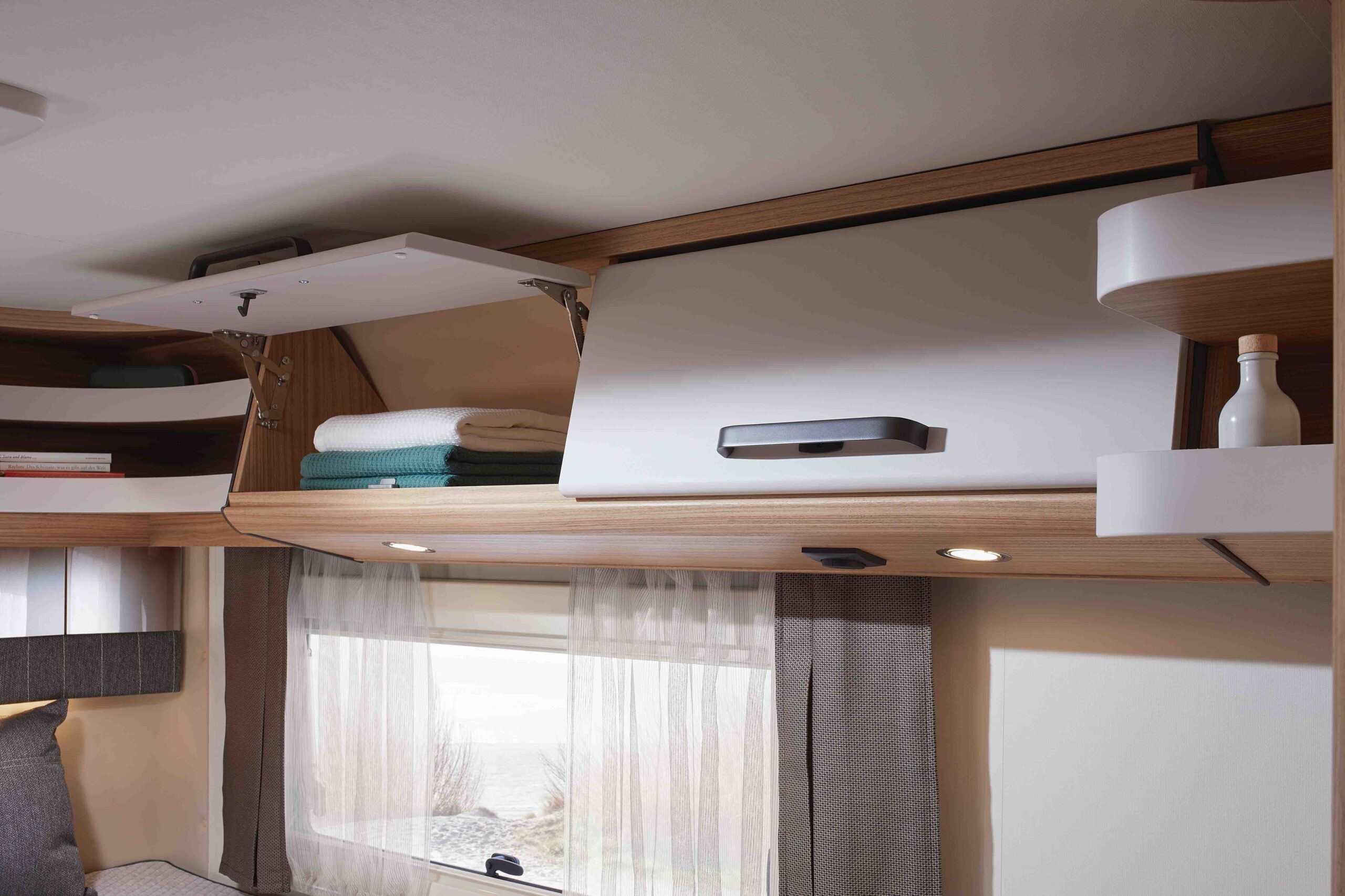 Dachstauschrank über dem Fenster in einem Malibu Reisemobil