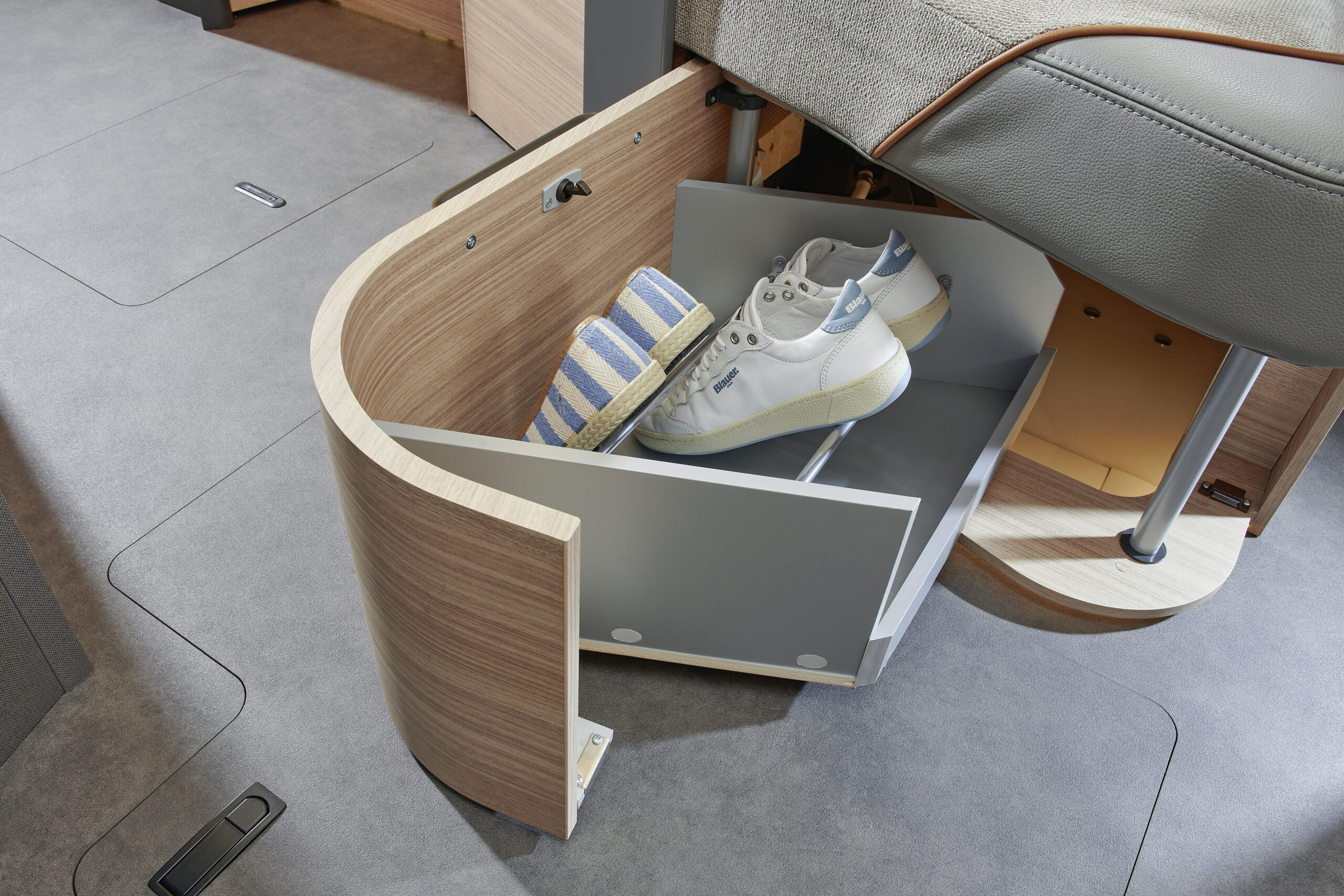 Schuhschrank mit herausgezogenem Fach in einem Malibu Reisemobil