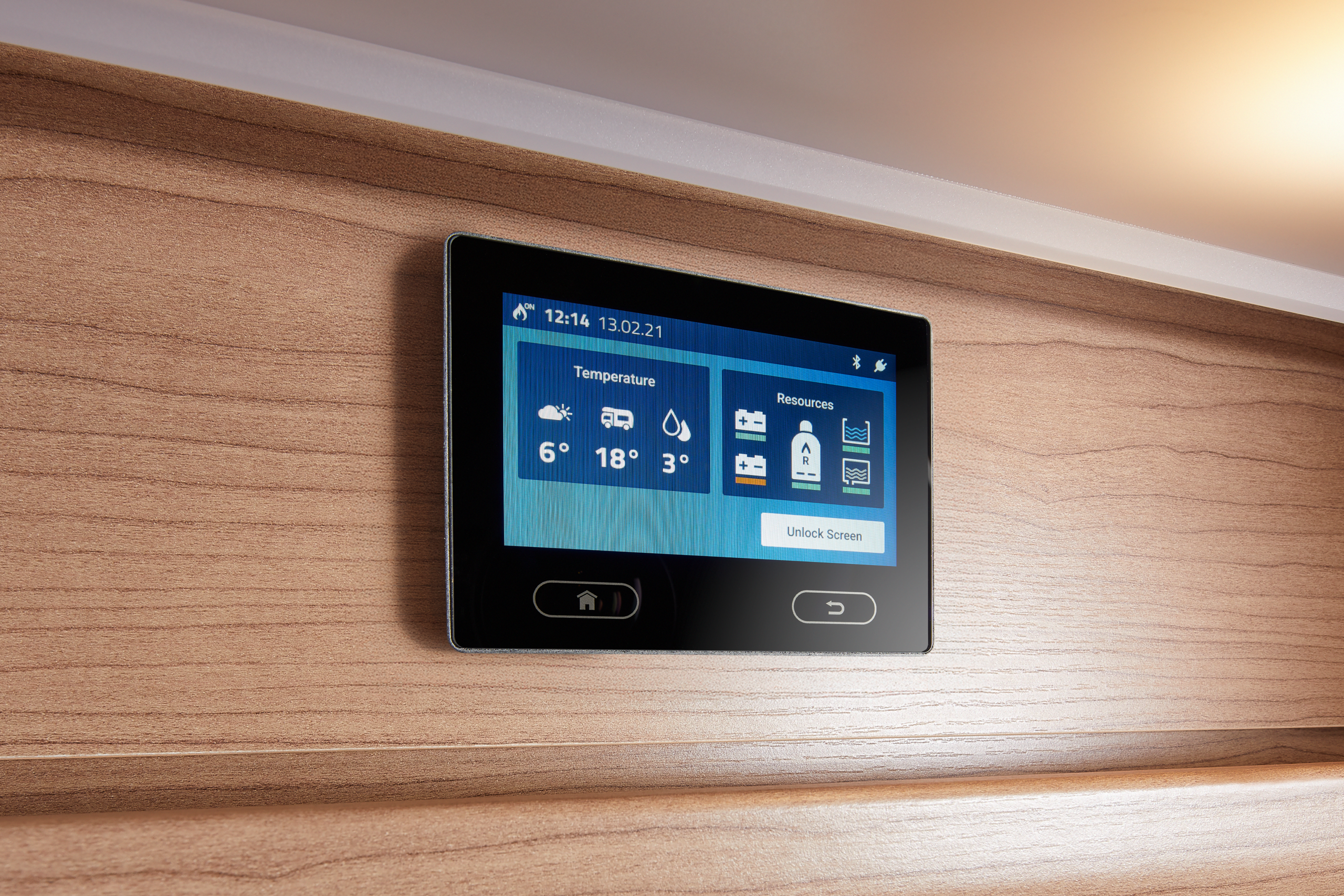 Touch-Bedienpanel einer Heizungssteuerung an einer Holzwand im Reisemobil