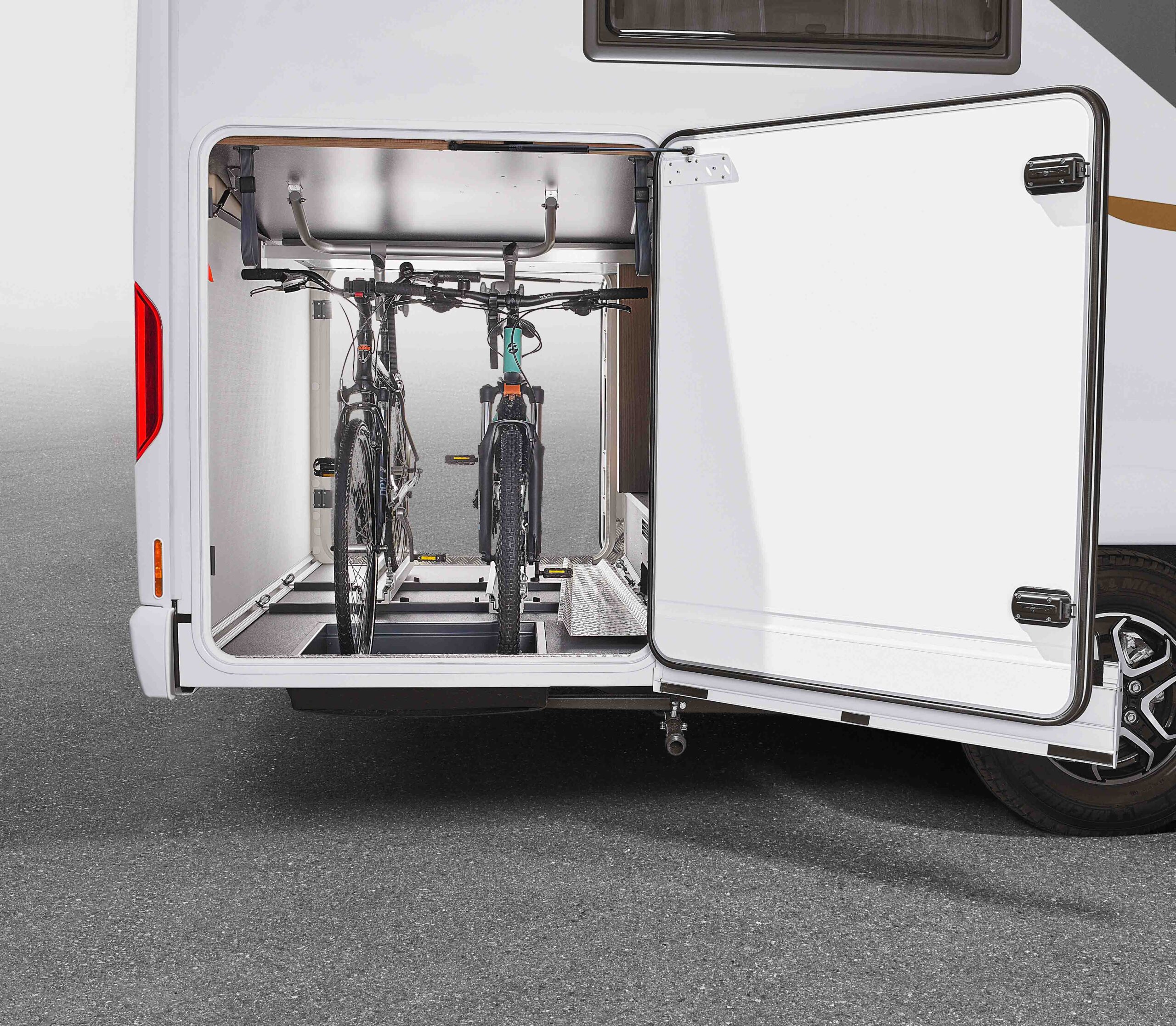 Heckgarage mit zwei Fahrrädern an einem Reisemobil