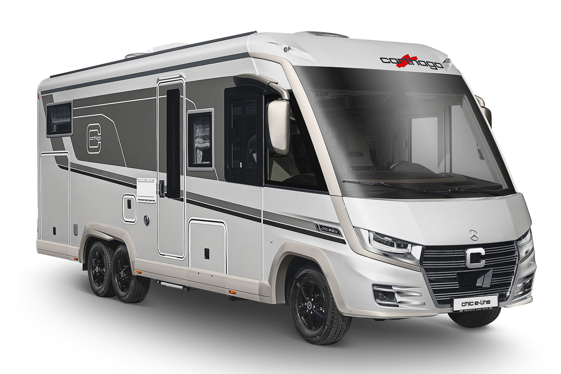 Carthago chic e-line auf Mercedes-Benz Sprinter in Silber, Schrägansicht von vorne